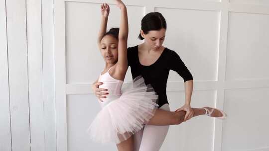 教女孩芭蕾舞的女人