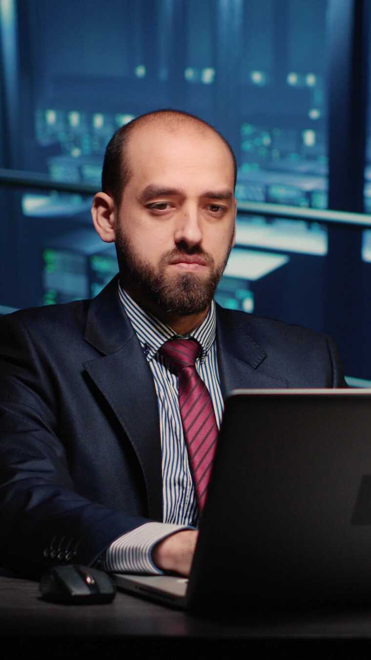 在笔记本电脑上工作的垂直视频服务器技术员专家