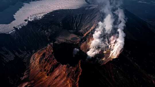 火山上空冒出的烟