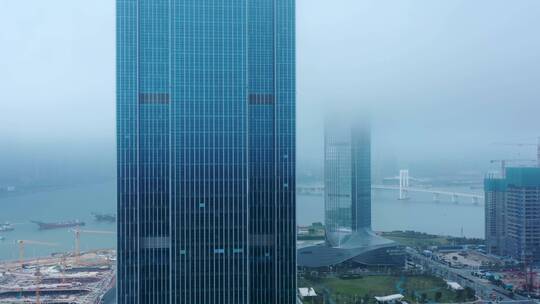 浓雾下的珠澳十字门横琴建筑