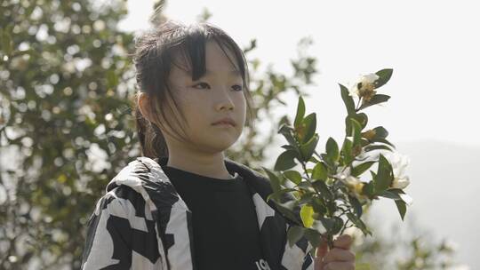 山坡上玩耍的孩子视频素材模板下载