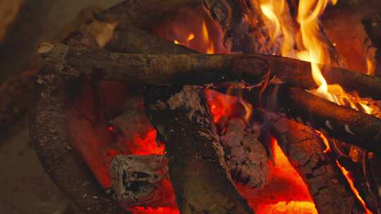 燃烧的火焰火堆木材木炭慢视频素材模板下载