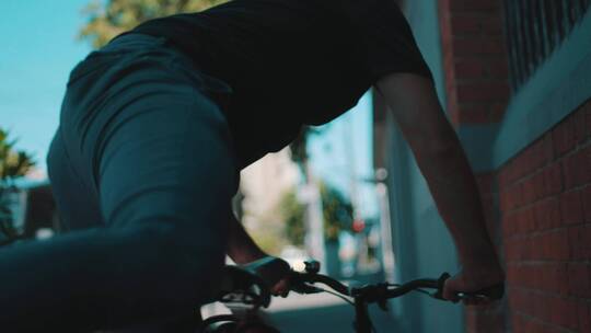 一个骑自行车的人把自行车停在街上视频素材模板下载
