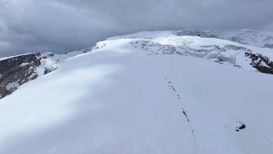 航拍攀登慕士塔格峰雪山冰川的登山队