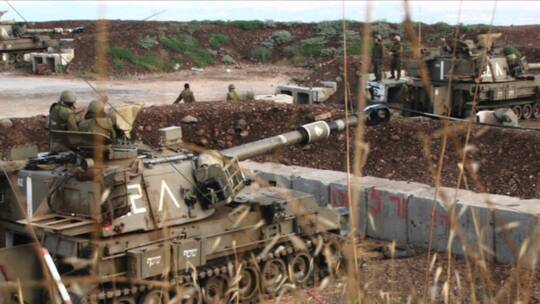以色列陆军坦克将枪管移动到射击位置