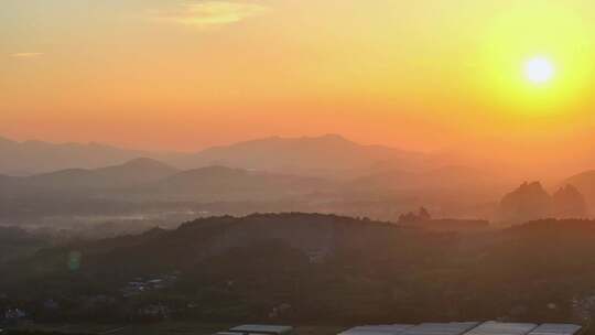 长焦航拍清晨日出群山青山万重山平流雾云海