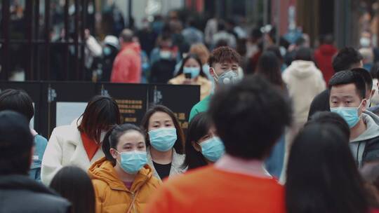 新冠疫情下城市街头行人戴口罩慢镜头合集