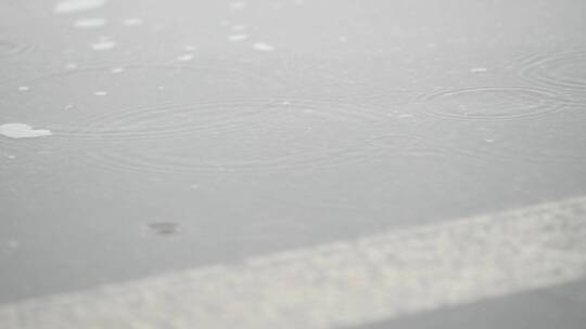 慢动作下雨天马路上下落的雨滴视频素材模板下载