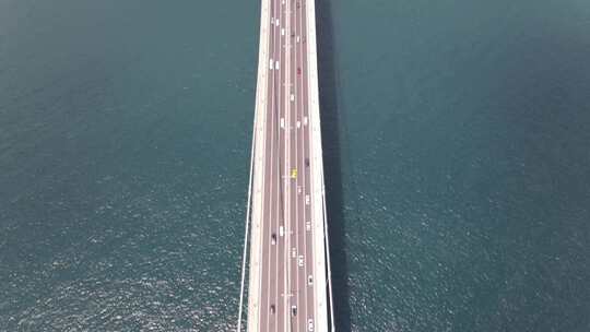 交通繁忙的跨海大桥
