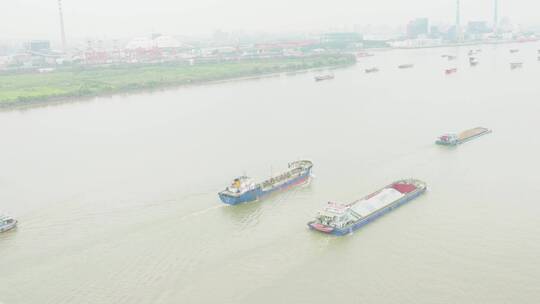 黄埔大桥上俯拍轮船货船运沙船航道实拍珠江