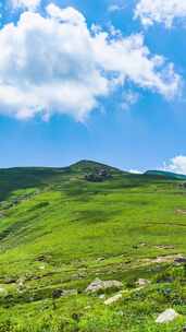 夏季蓝天白云绿色高山草甸群山大气风光