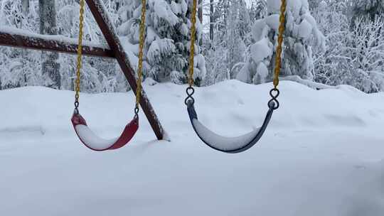 下雪后公园里的秋千视频素材模板下载