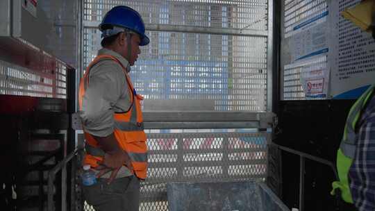 4k建筑工地工人使用工地电梯视频素材模板下载