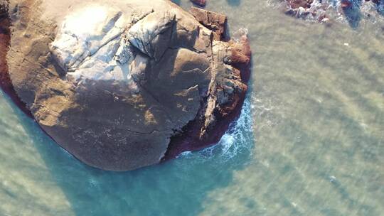 海岸边石头海水航拍