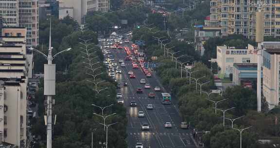 繁忙城市十字路口夜晚车流