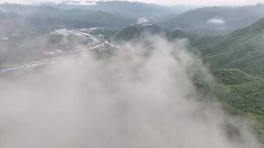 雨过天晴后云雾缭绕的山川河流村落