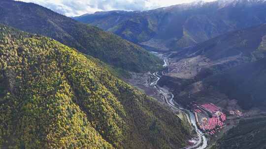 航拍四川甘孜措普沟森林河流秋色风光