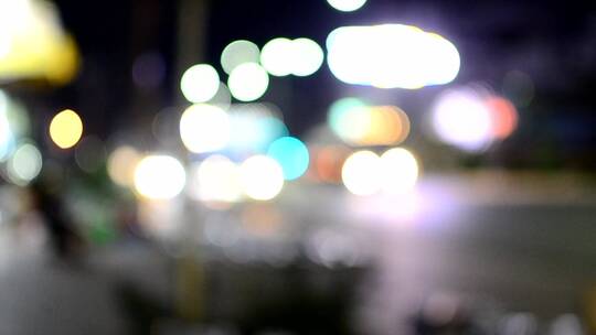 城市和汽车灯光的散焦