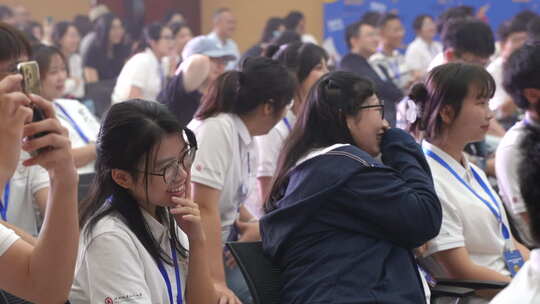 学生群体参加活动现场