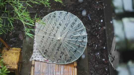 下雨天油纸伞升格慢镜头