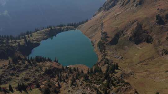 高山中间的湖泊视频素材模板下载