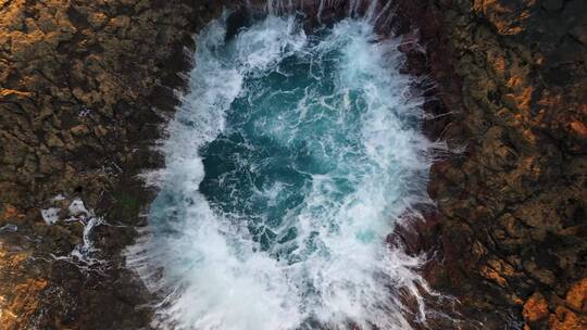 海浪击打岩石的航拍视频