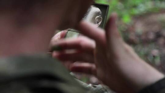 士兵在林地做伪装视频素材模板下载