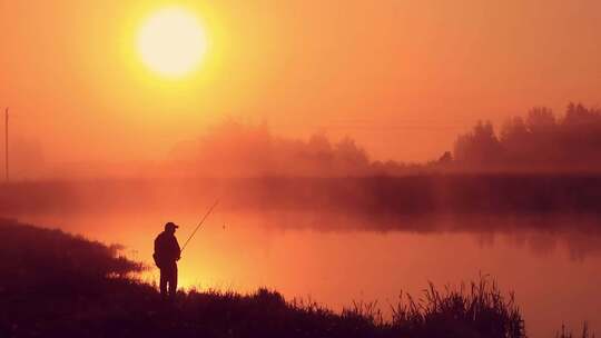 渔夫扔纺纱钓鱼。湖上的早晨视频素材模板下载