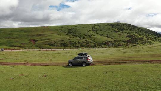 一辆车在西藏芒康草原越野行驶