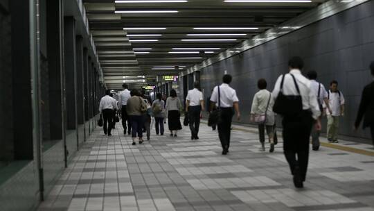 地铁中步行人群的时间推移