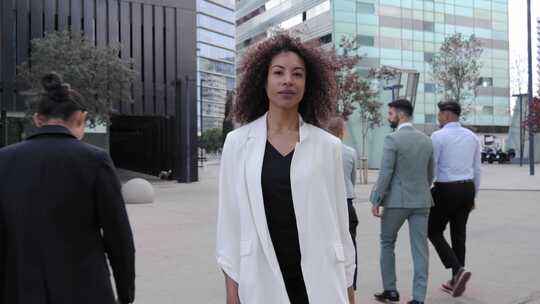 自信的非裔美国女商人在去办公室的路上拥挤