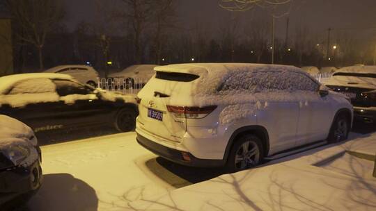 城市雪夜行人街道车流行人空镜视频素材模板下载