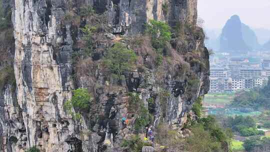 航拍攀登桂林阳朔矮山的攀岩者