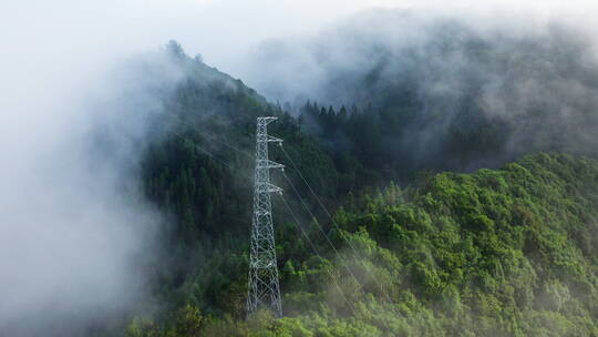 云雾中的电塔