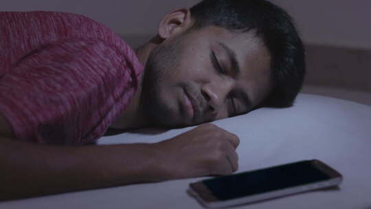 人因手机导致睡眠睡眠不足
