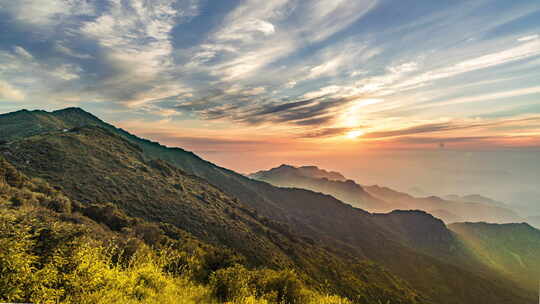 山间草地星空下的露营场景