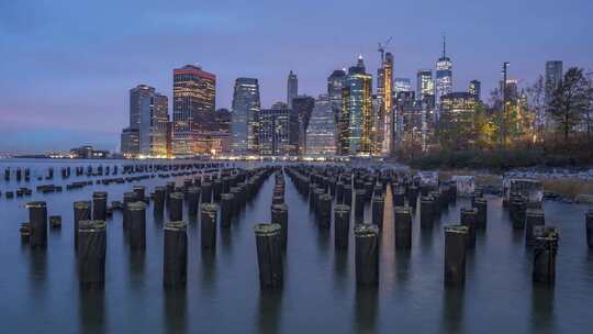曼哈顿下城的城市景观和早晨有码头的河流。纽约市