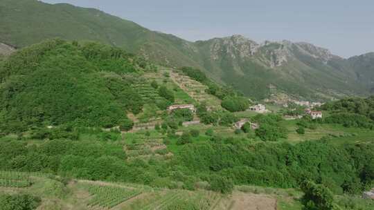 山区村庄房屋和耕地的无人机镜头