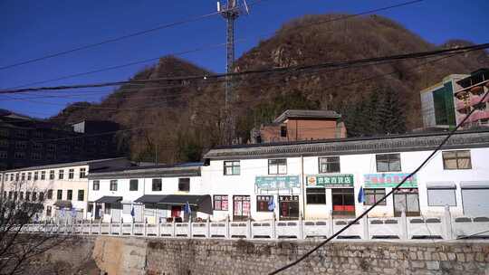 山村冬日建筑与远山景象