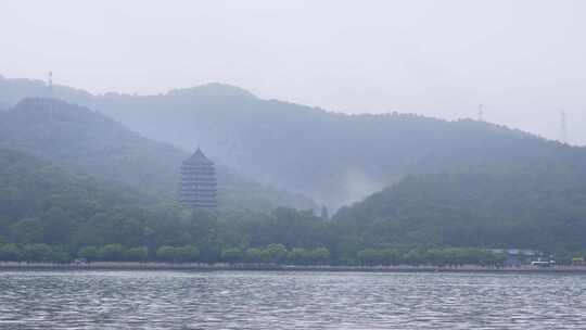 杭州钱塘江六和塔雨天风景