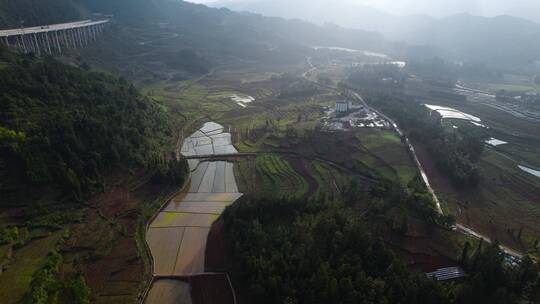 逆光下深藏在云南山区小坝子乡村田园盆地