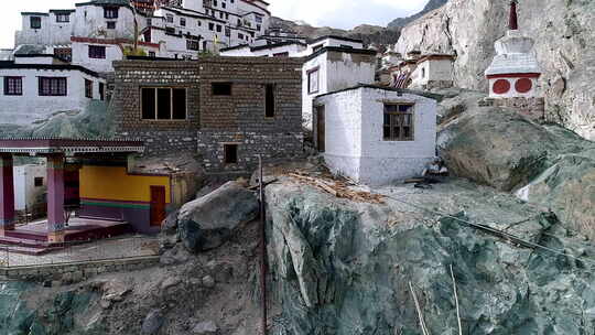 岩石山上废弃佛教寺院的特写描述鸟瞰图。没