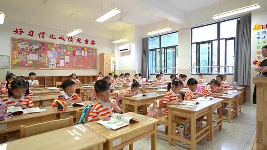 小学教室场景，学生们坐在课桌前