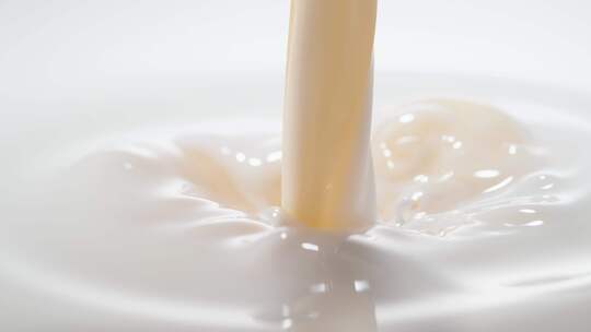 奶牛杯子奶茶牛奶粉倒牛奶牛奶流体牛奶牛奶视频素材模板下载