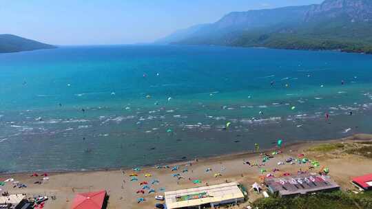 风筝冲浪风筝冲浪风筝和风筝冲浪者被风筝拉过海水