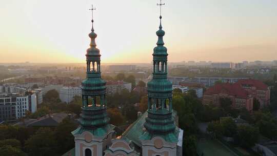 初夏波兹南历史旅游中心和圣弗朗西斯教堂尖