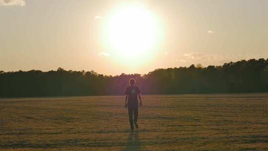 男人走向夕阳