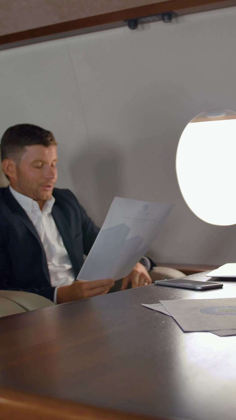 垂直的商人有私人交易讨论公务机内部