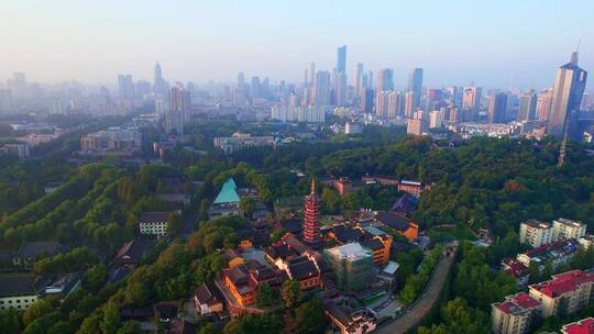 中国江苏省南京市明长城和鸡鸣寺清晨航拍