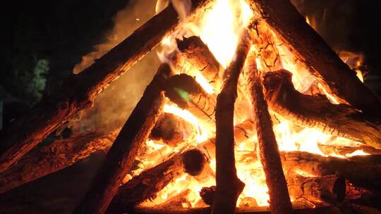 篝火燃起野营户外视频素材模板下载
